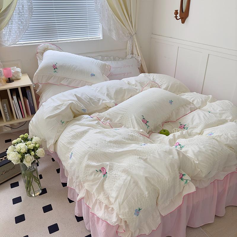 https://www.starhauz.com/cdn/shop/files/coquetteroomaestheticrufflebeddingsetpinkfloralbeddingsetduvetcovetsetcomfortersetcoquette_3.jpg?v=1689319350&width=1445