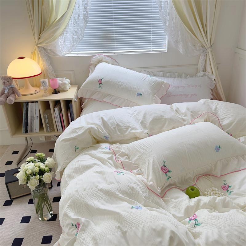 https://www.starhauz.com/cdn/shop/files/coquetteroomaestheticrufflebeddingsetpinkfloralbeddingsetduvetcovetsetcomfortersetcoquette_6.jpg?v=1689319350&width=1445