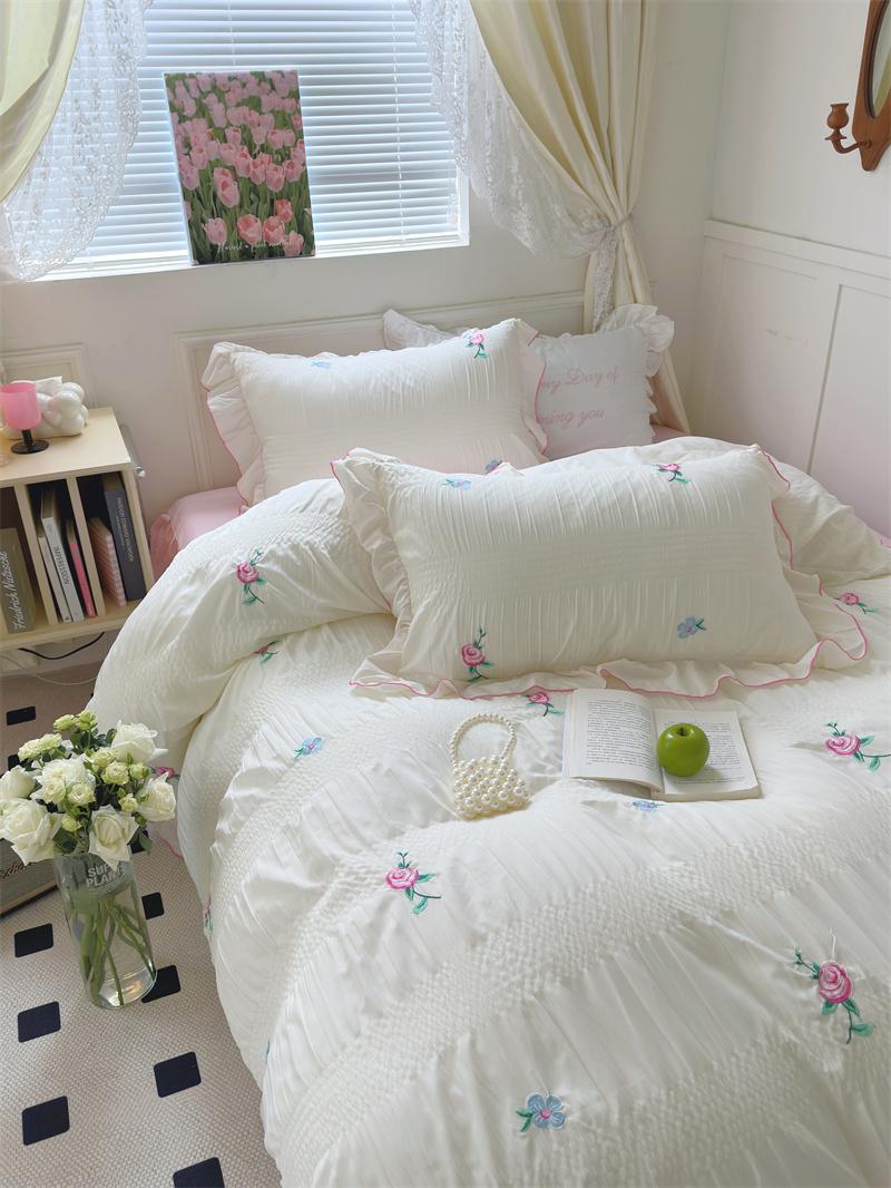 https://www.starhauz.com/cdn/shop/files/coquetteroomaestheticrufflebeddingsetpinkfloralbeddingsetduvetcovetsetcomfortersetcoquette_8.jpg?v=1689319332&width=1445